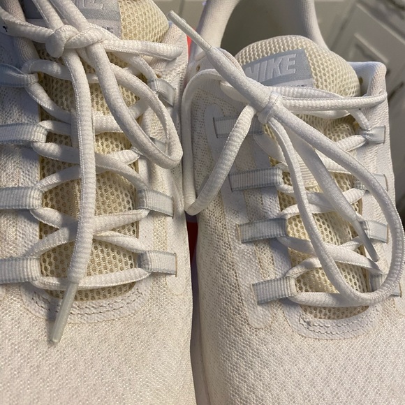 Nike - Picture 3 of 12